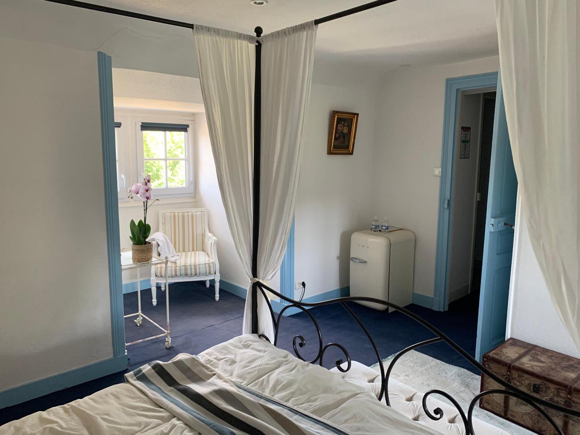 Отель French Correze Moulin Bleu Saint-Pantaleon-de-Larche Экстерьер фото